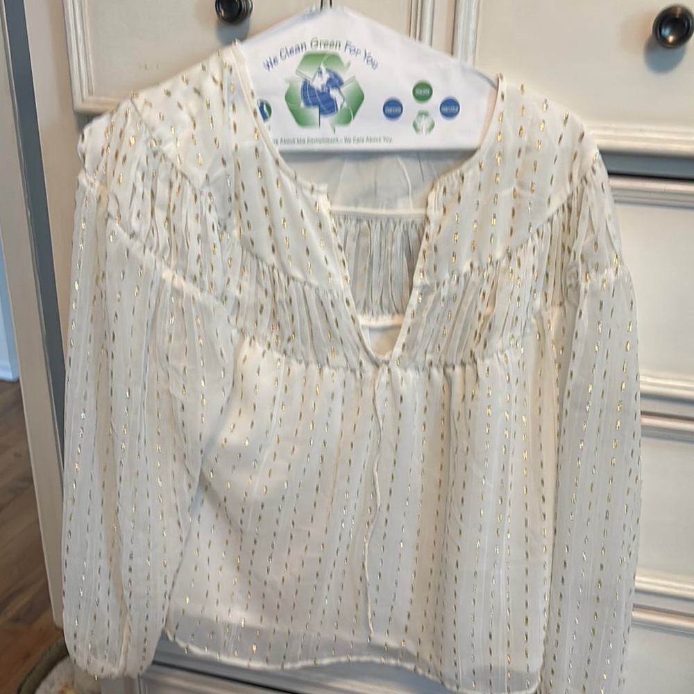 new old navy chiffon top sz xs runs larger i wear a size medium and this fits